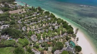 Göz kamaştırıcı beyaz bir plajın kıyısındaki lüks villalar, Mauritius hava manzarası