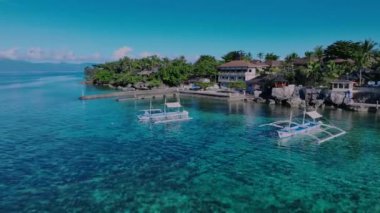 Geleneksel Filipinli Teknesi Cebu Adası 'nın Fantastik Manzarası Arasında, Havadan Görünüm