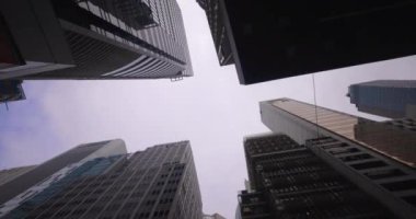 Hong Kong 'un merkezindeki yüksek katlı binalar.