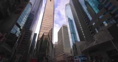 Hong Kong 'un merkezindeki yüksek katlı binalar.