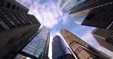 Hong Kong 'un merkezindeki yüksek katlı binalar.