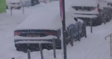 Kış tipi ve park yerinde karla kaplı arabalar.