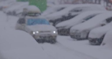 Kış tipi ve park yerinde karla kaplı arabalar.