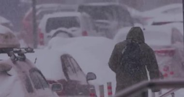 Kış tipi ve park yerinde karla kaplı arabalar.