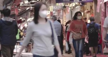 Hong Kong 'un kalabalık caddeleri İnsanlarla dolu, Pazar Bölgesi