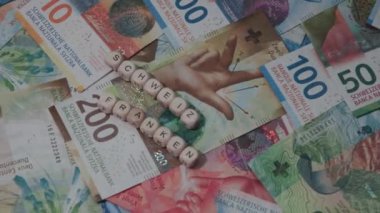 Schweiz Franken yazısıyla İsviçre Frangı 'nın farklı mezheplere yakın çekimleri