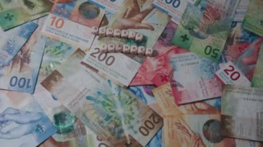 Schweiz Franken yazısıyla İsviçre Frangı 'nın farklı mezheplere yakın çekimleri