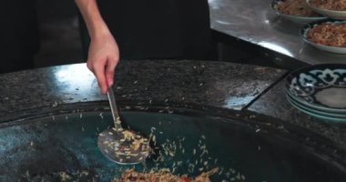 Geleneksel Özbek Pilaf in Geniş Cilt, Taşkent, Özbekistan