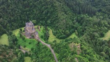 Almanya 'nın Yoğun Ormanları Arasındaki Eltz Şatosu, Havadan Bakış