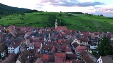 Riquewihr 'in Tarihsel Kasabası, Günbatımında Hava Görüntüsü