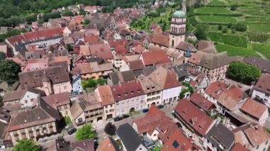 Fransa 'nın Alsace eyaletindeki Kaysersberg şehrinin üzerinde uçuyor.