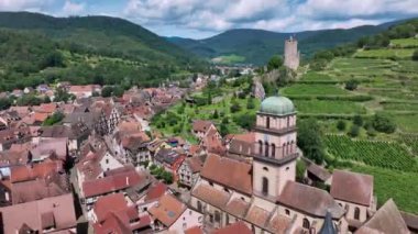 Fransa 'nın Alsace eyaletindeki Kaysersberg şehrinin üzerinde uçuyor.