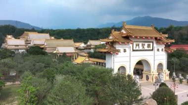 Tayvan 'ın Kaohsiung bölgesinde Shenwei Tiantaishan Manastırı' nın çarpıcı girişi.