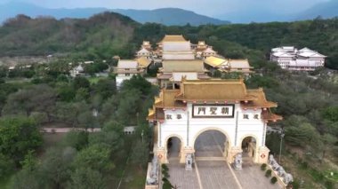Tayvan 'ın Kaohsiung bölgesinde Shenwei Tiantaishan Manastırı' nın çarpıcı girişi.