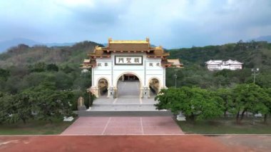 Tayvan 'ın Kaohsiung bölgesinde Shenwei Tiantaishan Manastırı' nın çarpıcı girişi.