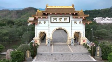Tayvan 'ın Kaohsiung bölgesinde Shenwei Tiantaishan Manastırı' nın çarpıcı girişi.