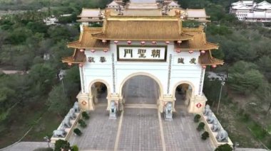 Tayvan 'ın Kaohsiung bölgesinde Shenwei Tiantaishan Manastırı' nın çarpıcı girişi.