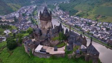 Batı Almanya 'da Moselle Nehri üzerindeki Cochem Şatosu, Hava Görüntüsü