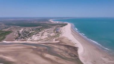 Madagaskar 'da Murundava sahili üzerinde uçan hava manzarası