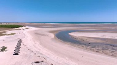 Madagaskar 'da Murundava sahili üzerinde uçan hava manzarası