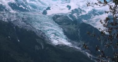 Chamonix Mont Blanc Dağlarının Bulutlar Arasındaki Destansı Zirvesi, Fransa