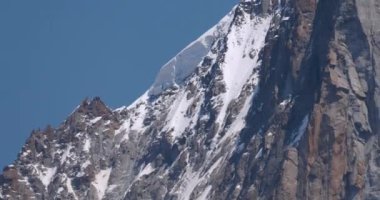 Chamonix Mont Blanc Dağlarının Bulutlar Arasındaki Destansı Zirvesi, Fransa