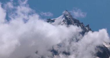 Chamonix Mont Blanc Dağlarının Bulutlar Arasındaki Destansı Zirvesi, Fransa