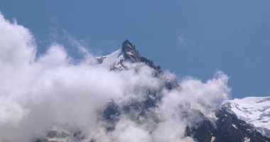 Chamonix Mont Blanc Dağlarının Bulutlar Arasındaki Destansı Zirvesi, Fransa