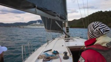 Türkiye 'nin Marmaris kentinde Yatta Yelkenlilerle Çalışmak