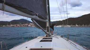 Türkiye 'nin Marmaris kentinde Yatta Yelkenlilerle Çalışmak