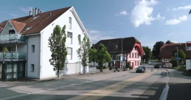 İsviçre Jegenstorf Belediyesinin ana caddesi.