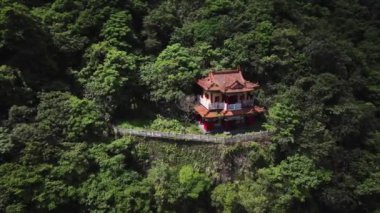 Tayvan Dağları 'nda küçük bir tapınak, Taroko Ulusal Parkı, Hava Manzarası