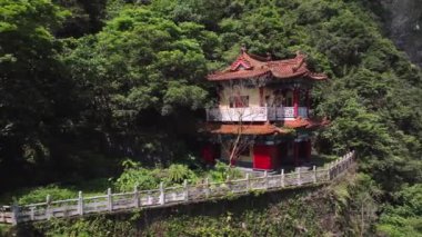 Tayvan Dağları 'nda küçük bir tapınak, Taroko Ulusal Parkı, Hava Manzarası