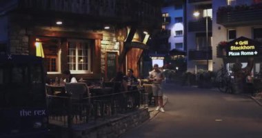 Zermatt 'ın Güzel Central Caddesi Yazın, İsviçre