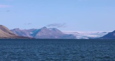 Yazın Svalbard 'ın Vahşi Sahili, Sert Kutup Bölgesi