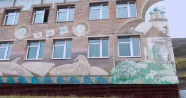 Kuzey Kutbu 'ndaki eski Sovyet şehri Barentsburg' un simgesi, Svalbard