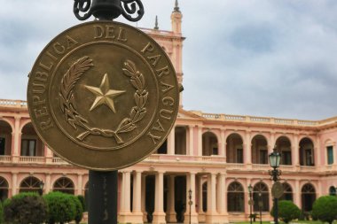 Asuncion, Paraguay, bulutlu gökyüzünün altındaki yeşil çimlerin arasında çarpıcı neoklasik mimarisini sergiliyor..
