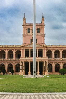 Asuncion, Paraguay, bulutlu gökyüzünün altındaki yeşil çimlerin arasında çarpıcı neoklasik mimarisini sergiliyor..