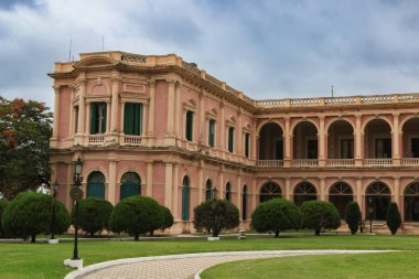 Asuncion, Paraguay, bulutlu gökyüzünün altındaki yeşil çimlerin arasında çarpıcı neoklasik mimarisini sergiliyor..