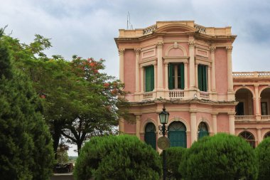 Zarif yapı Asuncion 'da belirgin bir şekilde duruyor. Etrafı iyi korunan yeşillikler ve bulutlu gökyüzünün altındaki ağaçlarla çevrili. Tarihi cazibesini vurguluyor..