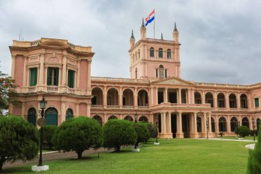 Asuncion 'daki Hükümet Sarayı, Paraguay' ın bayrağı gururla sergilenirken, bakımlı bahçelerle çevrili tarihi mimariyi hayrete düşürüyor..