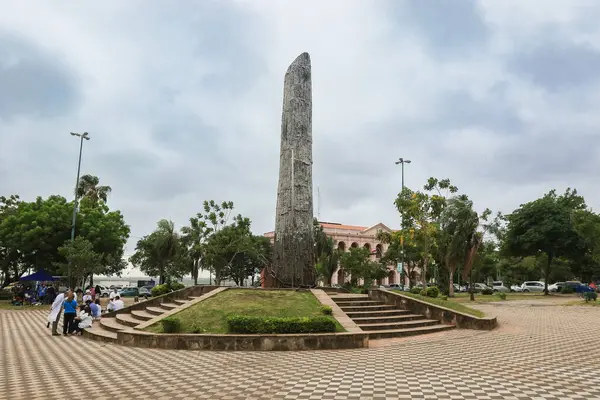 Asuncion, Paraguay 'da, ziyaretçiler bulutlu bir gökyüzünün altında huzurlu yeşilliğin tadını çıkarırken, bir parkta belirgin bir şekilde duran uzun taş bir anıt var..