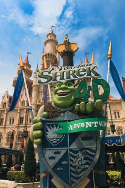 Singapur, Singapur - 20 Mayıs 2023: Universal Stüdyoları Singapur 'daki ikonik şatonun dışında Shrek 4D macera eğlencesi yaşayan ziyaretçiler açık mavi gökyüzü altında.