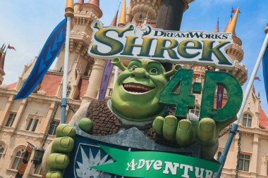 Singapur, Singapur - 20 Mayıs 2023: Konuklar Universal Stüdyoları Singapur 'un ikonik mimarisi tarafından çevrelenmiş canlı Shrek 4D çekiminin tadını çıkarıyorlar.