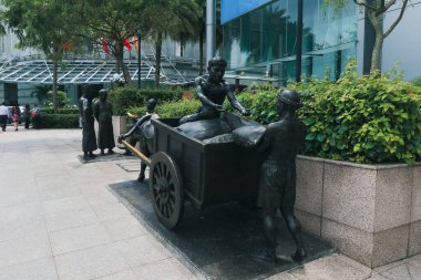 Bronz heykeller, Singapur 'un zengin kültür mirasını ve Central Caddesi boyunca taşıdığı tarihi önemi vurgulayan malları boşaltan işçileri temsil ediyor..