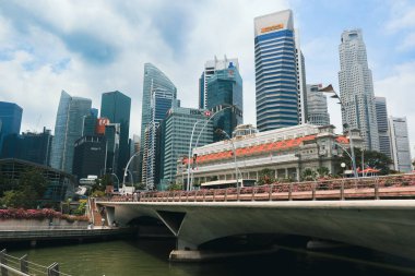 Singapur Şehri, Singapur - 19 Temmuz 2023: Singapur 'un canlı silueti bulutlu bir gökyüzünün altında bir rıhtım geçidi boyunca modern gökdelenlerin bir karışımını içerir..