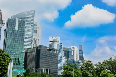 Uzun gökdelenler, Singapur 'un gökyüzü altındaki gökdelenler, Marina Yolu boyunca yemyeşil bir alanda modern mimariyi gözler önüne seriyor..
