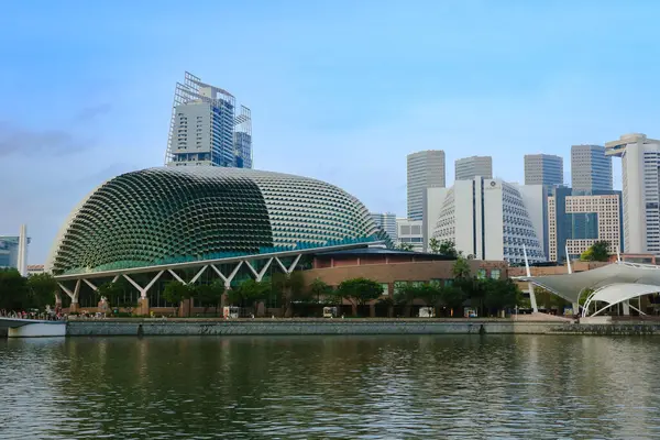 Kapsamlı bir görüntüde Singapur 'un modern silueti açık mavi gökyüzünün altında kendine özgü bir Esplanade ile gözler önüne seriliyor..
