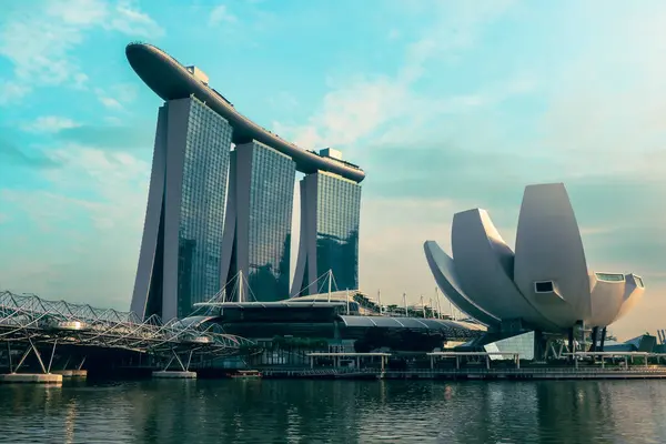 Singapur 'un ufuk çizgisi Marina Bay Sands ve Sanat Bilimleri Müzesi' ne sahiptir..