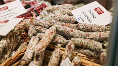 Alba, İtalya - 27 Ekim 2024: Ziyaretçiler İtalya 'daki Alba Truffle Festivali' nde trüf salam dolu canlı bir tezgah keşfettiler. Etkinlikte yerel lezzetler sergilenerek, tüm katılımcılar için aşçılık deneyimi artırılıyor.